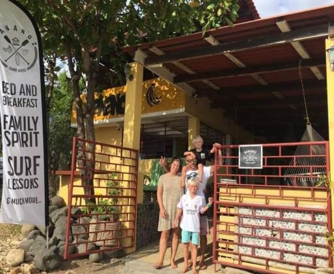 Bananoz Surfhouse Bed & Breakfast Transito Ngoại thất bức ảnh