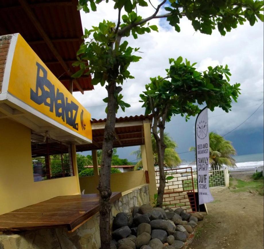 Bananoz Surfhouse Bed & Breakfast Transito Ngoại thất bức ảnh
